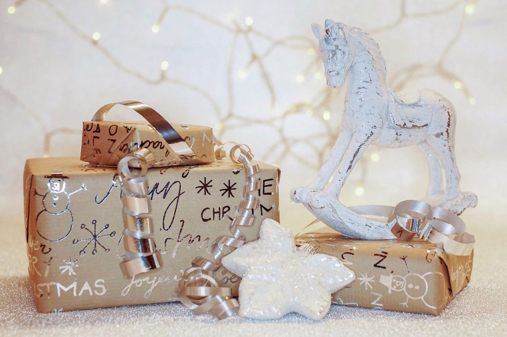 The run-up to Christmas should be a time of excitement and anticipation.  Bonus boxes of chocolates in the tack room and singing along to cheesy Christmas carols on the yard. The problems arise when you find yourself stuck for Christmas gift ideas. How to find something that is the right mix of thoughtful, useful, appealing to that person and within budget. Well never fear, we are here to help. We have pulled together a list of our 15 favourite gift ideas specifically for people working in the equine industry, suitable for your employer, employee or college (or even yourself!).